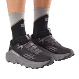 Championes Salomon Ultra Glide 4 para trail running, color negro con entresuela gris. Incorporan amortiguación optiFOAM, suela All Terrain contaGRIP y capellada Engineered Mesh con sistema de ajuste Quicklace.