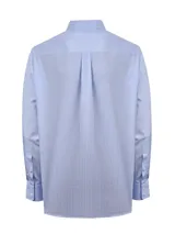Camisa de manga larga RKF con estampado de rayas verticales finas en tonos azul y blanco. Presenta cuello abotonado, cierre frontal con botones, bolsillo en el pecho con logo bordado y corte regular fit.