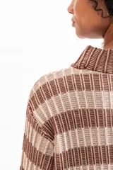 Buzo de tejido de punto con diseño de rayas horizontales en tonos marrón y beige, cuello alto y mangas largas con terminación acampanada.