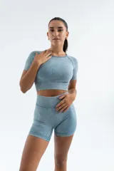 Short deportivo celeste con efecto lavado, de tiro alto y corte ajustado.