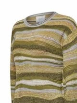 Sweater de punto con diseño de rayas horizontales orgánicas en tonos verde, amarillo y gris. Presenta cuello redondo y mangas largas con puños acanalados.