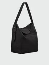 Bolso de hombro Longchamp modelo Le Cadence L, color negro, confeccionado en cuero granulado con solapa frontal, cierre de botón a presión metálico dorado y correa ajustable para el hombro.