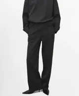 Pantalón de vestir gris oscuro, de corte recto y holgado, con tiro medio y costuras frontales marcadas en las piernas.