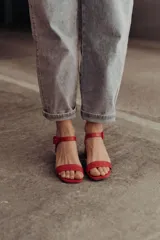 Sandalias de taco ancho de 4 cm, color beige charol, con tira delantera y tira en el talón con hebilla ajustable.