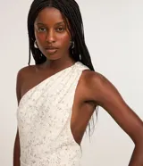 Vestido midi color crema con estampado floral, escote asimétrico de un hombro y corte ajustado.