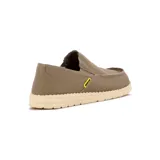 Zapato casual tipo slip-on color marrón, confeccionado en lona con costuras reforzadas y suela de goma color crema. Presenta una etiqueta lateral con la marca Country.