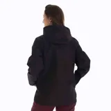 Campera impermeable negra con capucha, cierre frontal completo y bolsillos laterales. Confeccionada en tejido técnico resistente al agua y al viento, diseñada para actividades al aire libre y uso urbano.