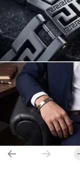 Pulsera rígida de acero inoxidable con diseño de guarda griega en los extremos y placa central lisa apta para grabado.
