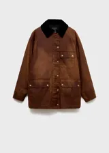 Parka color marrón con efecto encerado, diseño recto y manga larga. Cuenta con cuello camisero de pana, cierre frontal de cremallera y botones a presión, múltiples bolsillos de parche con solapa y forro interior.