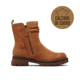 Bota corta de gamuza color tostado con cierre lateral y suela track. Presenta un diseño con textura combinada en el talón y detalle de costuras visibles.