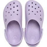 Zueco Crocs Crocband™ Speckled Band color lavanda con suela blanca con motas de colores.