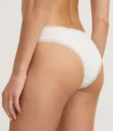 Pack de dos bombachas tipo bikini, una blanca y una verde menta, ambas con detalles de encaje en los laterales y cintura.
