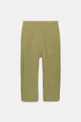 Pantalón jogger ZW Collection confeccionado en mezcla de algodón, color verde militar. Cuenta con tiro medio, cintura con trabillas y cordón ajustable, bolsillos laterales ocultos, rodilleras reforzadas y botones a presión en los tobillos para ajustar la botamanga.