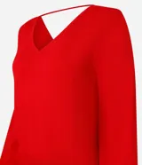 Blusa de punto color rojo con escote en V, mangas largas y hombreras.