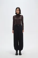 Polera de poliamida ajustada al cuerpo, con cuello alto y mangas largas.