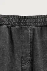 Pantalón jogger balloon fit de hombre, color negro con efecto lavado, confeccionado en algodón con interior afelpado. Cuenta con cintura elástica, bolsillos laterales y detalle de bolsillos traseros.
