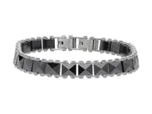 Pulsera de eslabones de acero inoxidable con incrustaciones de piezas de cerámica negra en forma piramidal. Cuenta con cierre de seguridad desplegable.