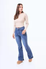 Remera de manga larga en tejido de punto acanalado, color blanco, con cuello redondo y cierre frontal parcial con botones.