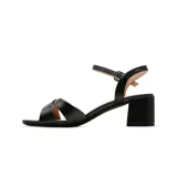Sandalias Korium Soliva de tacón ancho, color negro, con tiras cruzadas en la parte delantera y tira ajustable con hebilla en el tobillo.