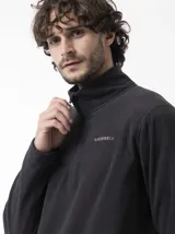Buzo polar Merrell de color negro, confeccionado en tejido polar, con cuello alto y cierre frontal parcial de un cuarto de cremallera. Presenta el logo de la marca bordado en el pecho.