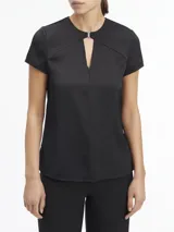 Blusa negra de satén con mangas cortas, cuello redondo con abertura en forma de V y cierre metálico.