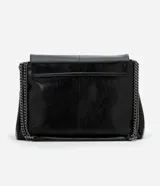 Cartera shoulder mediana de cuero sintético negro con asa de cadena.