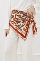 Pañuelo cuadrado de seda con estampado paisley en tonos tierra, beige y blanco, con borde ancho en color terracota.