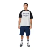 Bermuda de jean azul oscuro, corte recto y largo a la rodilla.