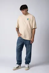 Jean de corte mom fit en color celeste claro, confeccionado en denim resistente con diseño de tiro alto y pierna holgada.