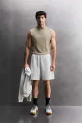Musculosa de hombre Zara Athleticz modelo relaxed fit, color beige, confeccionada en tejido compacto de algodón con cuello redondo y mangas sisa.