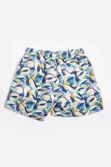 Short de baño celeste con estampado de hojas pequeñas en tonos verdes y blancos. Cuenta con cintura elástica con cordón ajustable, bolsillos laterales y un parche circular con logo en la parte inferior.