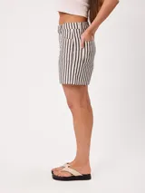 Short de tiro alto de denim con patrón de rayas verticales en tono azul y blanco, de corte holgado.