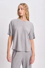 Remera de corte oversize confeccionada en tejido de lanilla acanalada, con cuello redondo y mangas cortas.