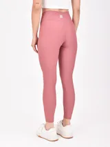 Calza larga de lycra color azul acero, tiro alto y calce ajustado.