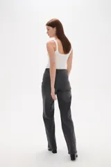 Pantalon de jean de corte recto y tiro alto, en color gris oscuro con efecto lavado.