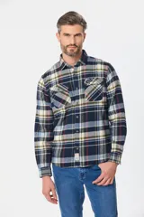 Sobrecamisa a cuadros de viyela gruesa con bolsillos frontales con solapa y botones.