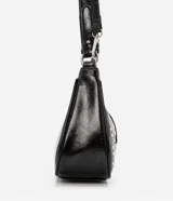 Bolso baguette Satinato de PU color negro, decorado con múltiples ojales metálicos plateados y remaches. Cuenta con un cierre de solapa frontal con hebilla metálica y correa para el hombro.