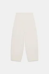 Pantalón balloon de algodón color crudo, con tiro medio, cintura elástica ajustable con cordón y bolsillos laterales.