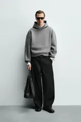 Sudadera tipo hoodie de corte boxy fit, confeccionada en tejido doble y compacto de mezcla de algodón. Presenta cuello con capucha, manga larga y acabados en el mismo tejido.