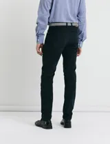 Pantalon de pana de corte recto con diseño de cinco bolsillos, incluyendo bolsillos traseros de parche y cierre con botones y remaches metálicos.