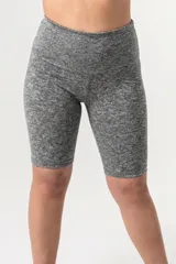 Biker deportiva de tiro alto color gris, confeccionada con tela técnica con fibra LYCRA® XTRA LIFE™. Presenta una faja abdominal de doble tela y elástico en la cintura para mayor ajuste y soporte.