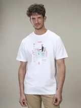 Remera blanca de algodón con cuello redondo y manga corta. Presenta un estampado central con un diseño abstracto y texto en japonés.
