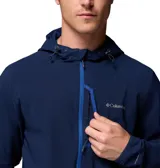 Campera técnica Columbia con capucha ajustable, confeccionada en tejido softshell azul marino con tecnología Omni-Shield. Presenta cierre frontal y bolsillo en el pecho con detalles en azul vibrante, además de bolsillos laterales con cierre y puños elásticos.