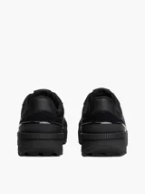 Zapatillas Tommy Jeans de corte bajo, color negro, con exterior de ante y detalles distintivos de la marca.