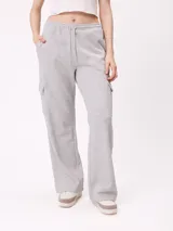 Pantalon de jogging de corte recto color gris melange, con cintura elastizada con cordón de ajuste y bolsillos laterales tipo cargo con solapa.