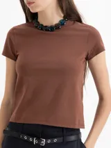 Remera de punto liso elastizado, con escote redondo a la base y mangas cortas. Presenta un calce al cuerpo y detalle de logo bordado en la espalda.