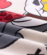 Remera de algodón color beige con cuello redondo y mangas cortas, con estampa en la espalda del personaje Tom de Tom y Jerry junto con la frase "I've been thinking about you" y corazones.