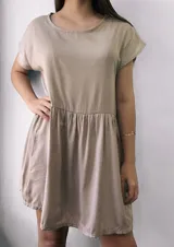 Vestido corto color beige, con escote redondo y mangas cortas.