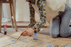 Camisa de manga larga con estampado floral en tonos azul, amarillo y verde.