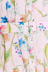 Vestido camisero midi con cuello solapa, manga corta y estampado floral sobre fondo rosa pálido. Presenta cierre frontal de botones y cinturón a juego con hebilla forrada.
